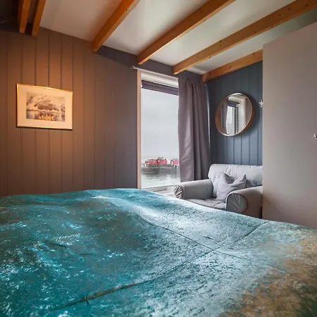 Modern Seahouse In With Stunning Views!