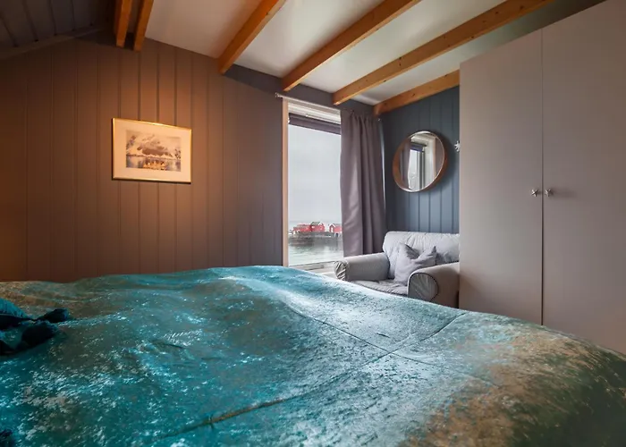 Modern Seahouse In With Stunning Views!